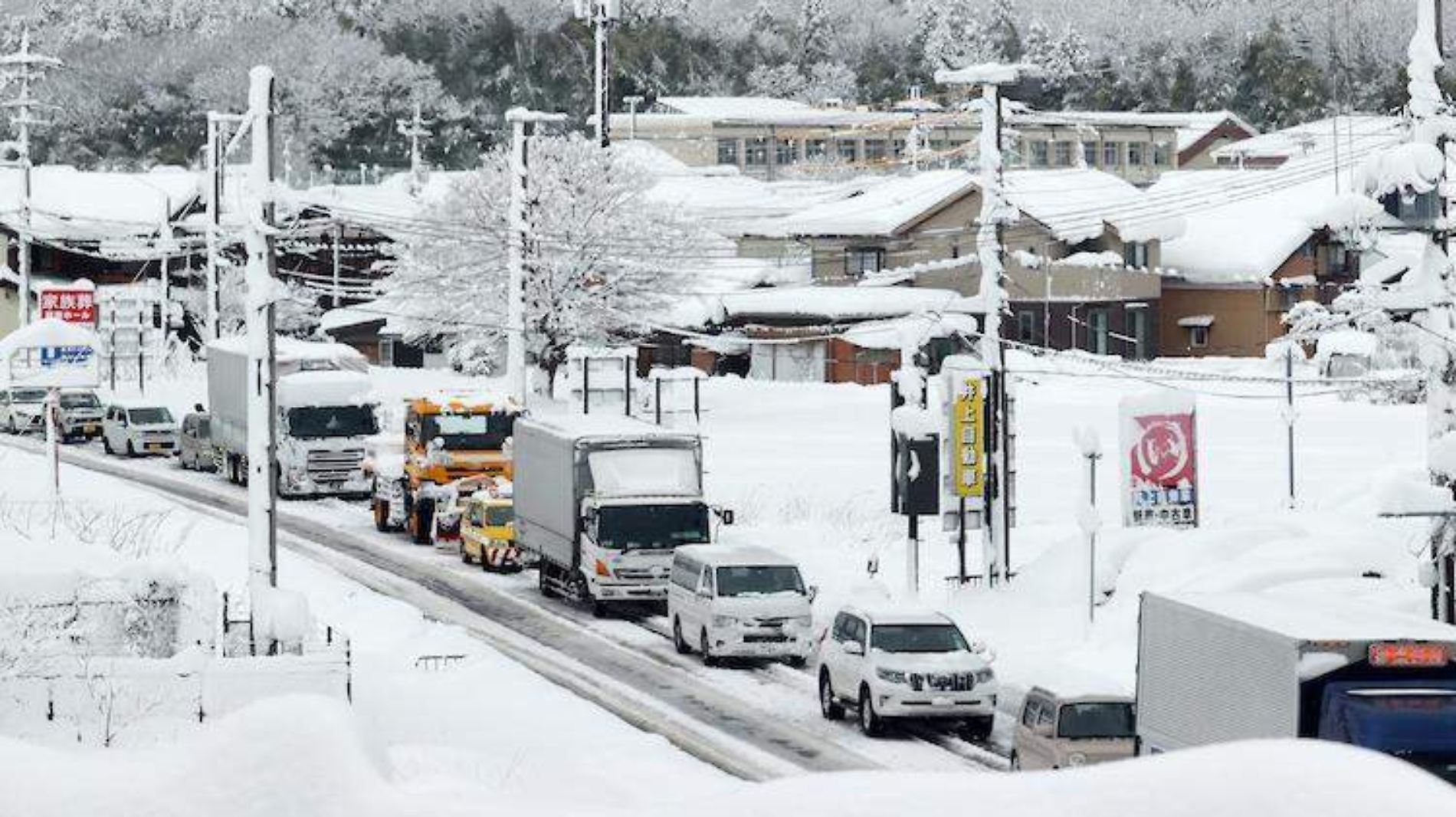 Nevada colapsa transporte en Japón; hay zonas con 2 metros de nieve